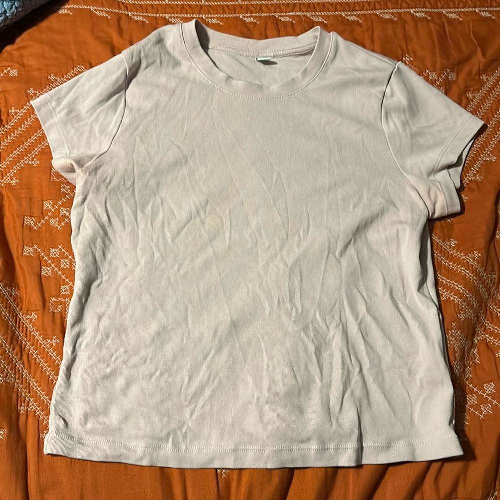 Uniqlo women’s baby tee 
Size M 
Used in very good condition